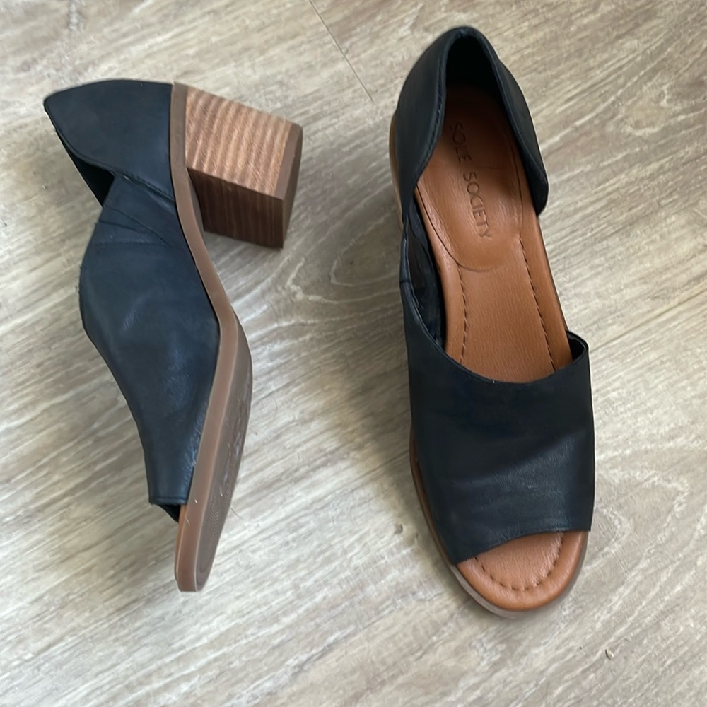 Great pair of shoes in excellent condition, extremely comfortable
